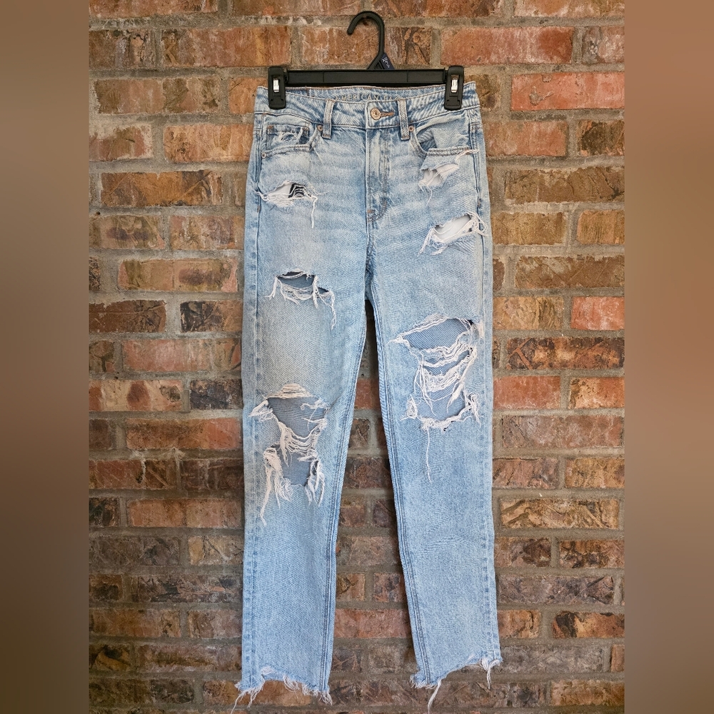 American Eagle Distressed Mom Jeans; Size 0 R; Gently Used